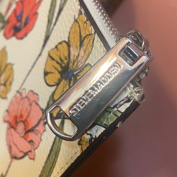 Steve Madden Wristlet Floral Print Faux leather, 8.5x7" NWOT - Picture 3 of 4